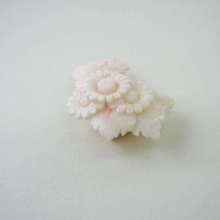ミッド珊瑚 菊の花の彫り 帯留め 真鍮 着物 浴衣 和装小物 『宝石サンゴ』 珊瑚婚 還暦 誕生日 御祝 厄除 御守 3月の誕生石 ギフト プレゼント 結婚35周年 珊瑚職人