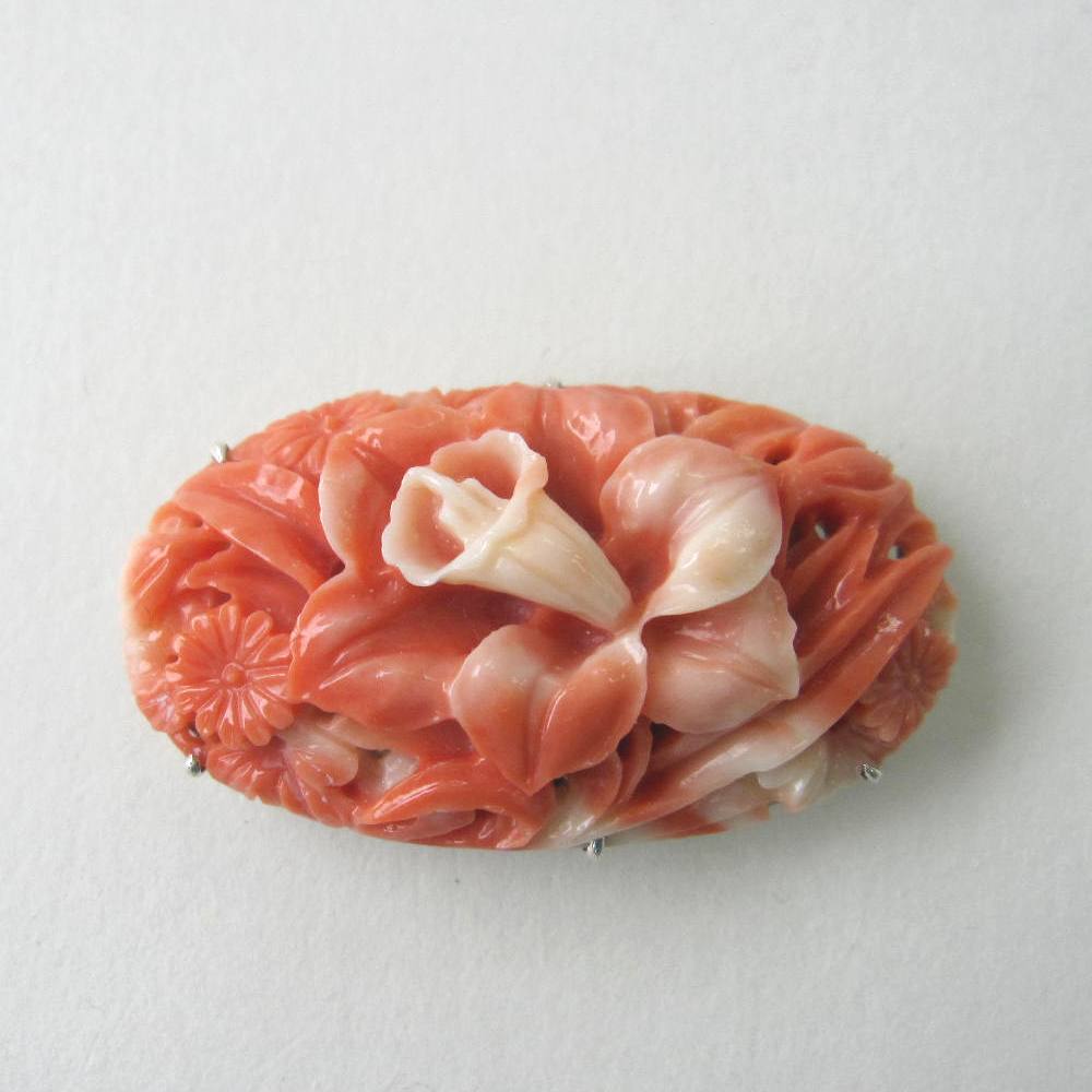 桃珊瑚 美しい お花の彫り 帯留め 真鍮裏張り 着物 浴衣 和装小物 宝石サンゴ 珊瑚婚 還暦 誕生日 御祝 厄除 御守 3月の誕生石 ギフト プレゼント 結婚...