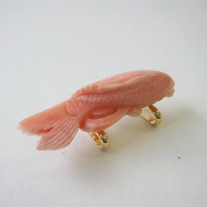 深海ガーネ珊瑚 鯉の彫り 帯留め 真鍮 帯留 着物 浴衣 和装小物 『宝石サンゴ』 珊瑚婚 還暦 誕生日 御祝 厄除 御守 3月の誕生石 ギフト プレゼント 結婚35周年 珊瑚職人