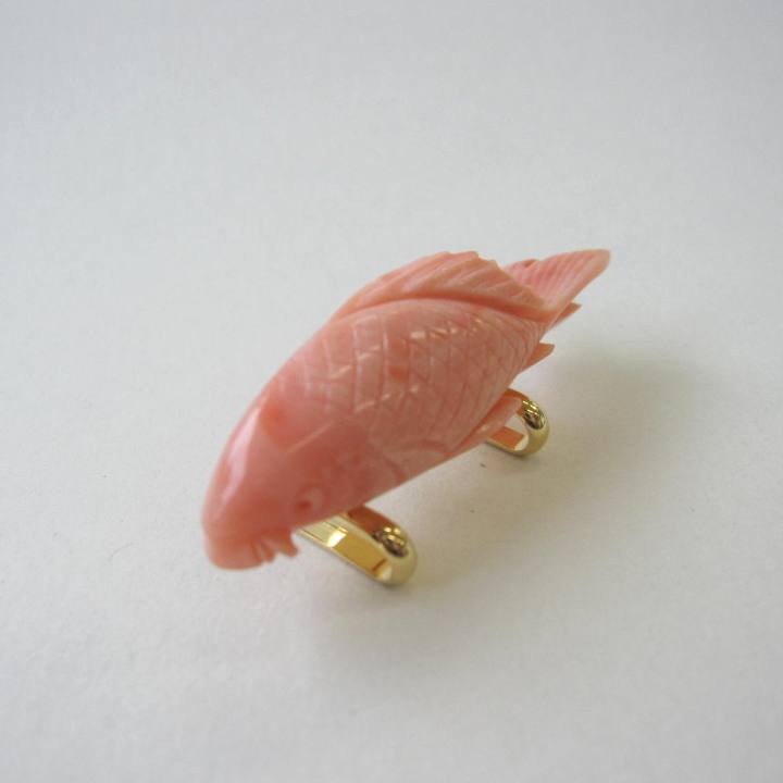 深海ガーネ珊瑚 鯉の彫り 帯留め 真鍮 帯留 着物 浴衣 和装小物 『宝石サンゴ』 珊瑚婚 還暦 誕生日 御祝 厄除 御守 3月の誕生石 ギフト プレゼント 結婚35周年 珊瑚職人