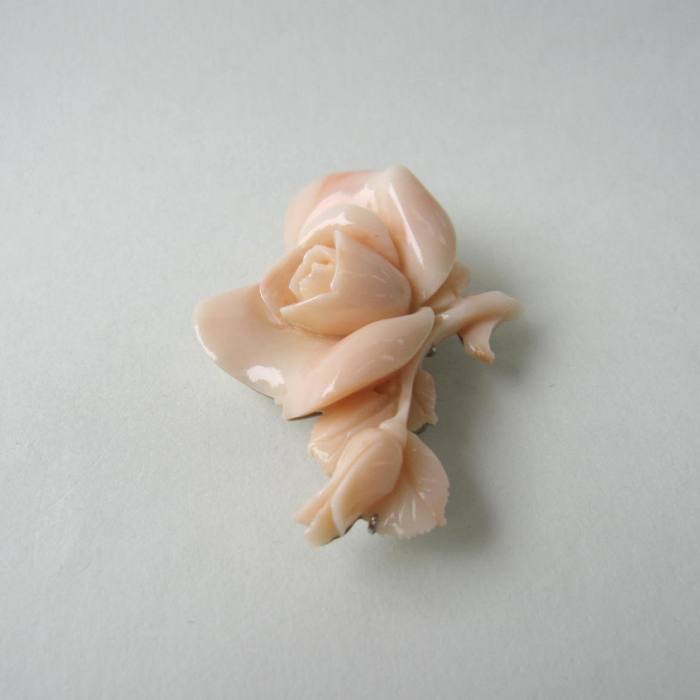 ミッド珊瑚 美しい バラの花 彫り 帯留め SPM 和装小物 アクセサリー 『宝石サンゴ』 珊瑚婚 還暦 誕生日 御祝 厄除 御守 3月の誕生石 ギフト プレゼント 結婚35周年 珊瑚職人