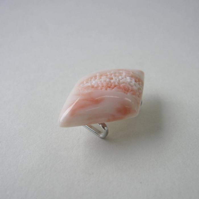ピンク珊瑚 桜の彫り帯留め 真鍮 帯留 着物 和装小物 宝石サンゴ 珊瑚婚 還暦 誕生日 御祝 厄除 御守 3月の誕生石 ギフト プレゼント 結婚35周年 珊瑚職人