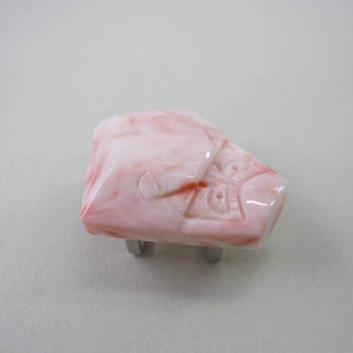 ピンク珊瑚 だるまの彫り 帯留め 洋銀 着物 浴衣 和装小物 宝石サンゴ 珊瑚婚 還暦 誕生日 御祝 厄除 御守 3月の誕生石 ギフト プレゼント 結婚35周年 珊瑚職人