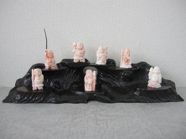 ピンク珊瑚 七福神の置物 黒檀台 希少 宝石サンゴ 珊瑚婚 還暦 誕生日 御祝 厄除 御守 3月の誕生石 ギフト プレゼント 結婚35周年 珊瑚職人