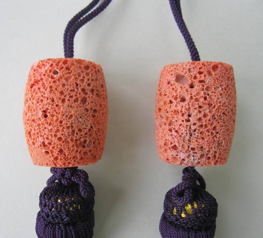 天然桃珊瑚 風鎮 正絹 手作り インテリア 宝石サンゴ 珊瑚婚 還暦 誕生日 御祝 厄除 御守 3月の誕生石 ギフト プレゼント 結婚35周年 珊瑚職人