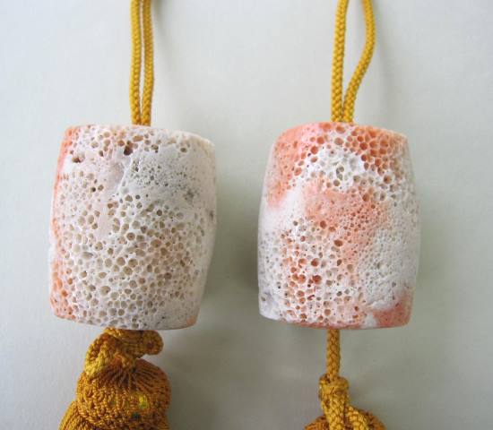 天然桃珊瑚の風鎮 正絹 手作り インテリア 掛け軸 ふうちん 宝石サンゴ 珊瑚婚 還暦 誕生日 御祝 厄除 御守 3月の誕生石 ギフト プレゼント 結婚35周年...