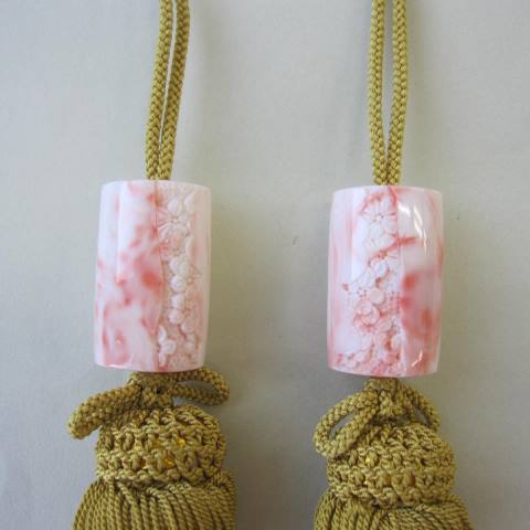 ピンク珊瑚 風鎮 桜の彫 正絹 手作り インテリア 宝石サンゴ 珊瑚婚 還暦 誕生日 御祝 厄除 御守 3月の誕生石 ギフト プレゼント 結婚35周年 珊瑚職人