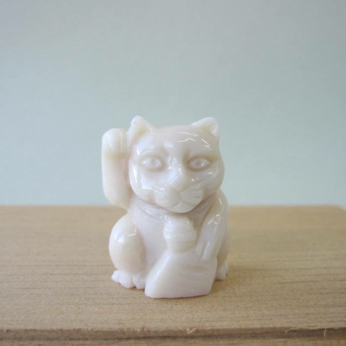 白珊瑚の招き猫の置物 飾り台 置物 縁起 金運 幸運 『宝石サンゴ』 珊瑚婚 還暦 誕生日 御祝 厄除 御守 3月の誕生石 ギフト プレゼント 結婚35周年 珊...