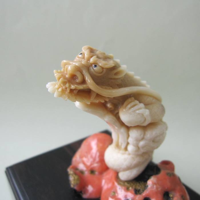 シナ海珊瑚 【金運・開運】 昇り龍の置物 御守 風水 干支 桃珊瑚 黒檀台 宝石サンゴ 珊瑚婚 還暦 誕生日 御祝 厄除 御守 3月の誕生石 ギフト プレゼント...