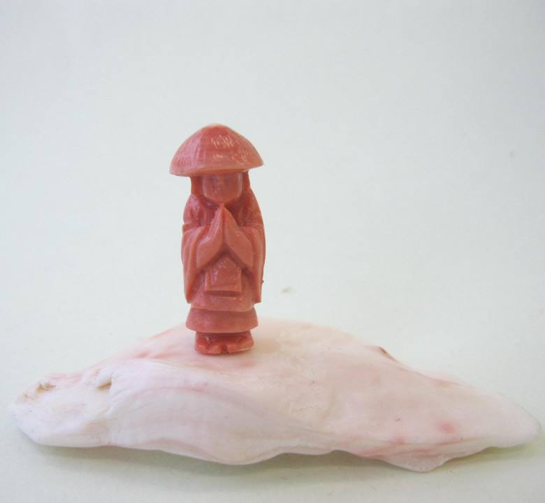 桃珊瑚 弘法大師 置物 ピンク珊瑚台 飾り 御守 風水 宝石サンゴ 珊瑚婚 還暦 誕生日 御祝 厄除 御守 3月の誕生石 ギフト プレゼント 結婚35周年 珊瑚...