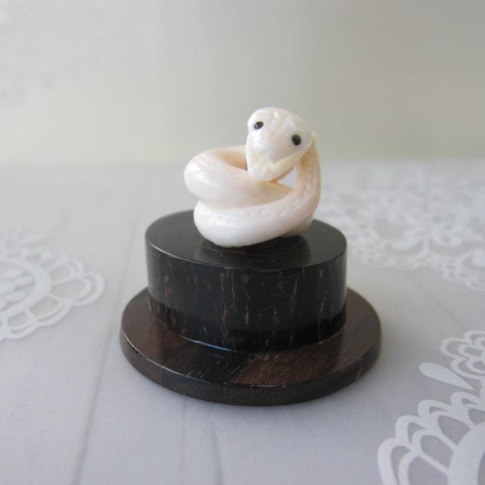 ミッド珊瑚 干支 (巳) 蛇 置物 台付き 飾り 御守 風水 ヘビ へび 宝石サンゴ 珊瑚婚 還暦 誕生日 御祝 厄除 御守 3月の誕生石 ギフト プレゼント ...