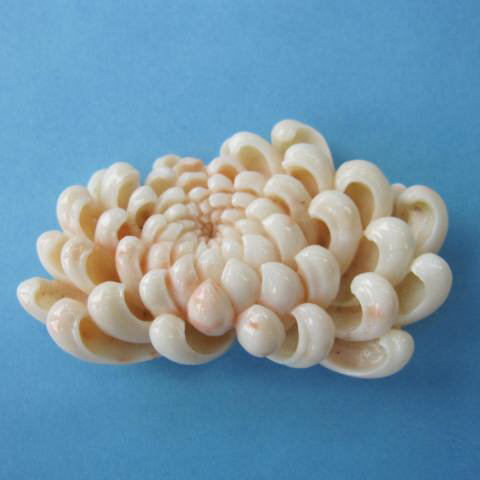 ミッド珊瑚 大輪の菊の花 彫りパーツ 天然素材 手作り 『宝石サンゴ』 珊瑚婚 還暦 誕生日 御祝 厄除 御守 3月の誕生石 ギフト プレゼント 結婚35周年 ...