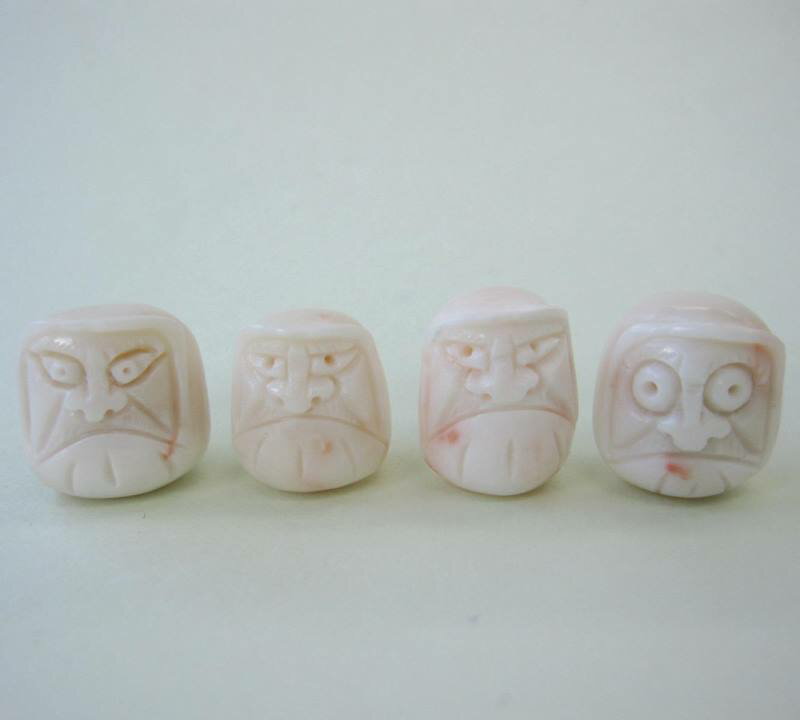 ミッド珊瑚 だるまの彫り パーツ (1個) 手作り ハンドメイド 宝石サンゴ 珊瑚婚 還暦 誕生日 御祝 厄除 御守 3月の誕生石 ギフト プレゼント 結婚35...