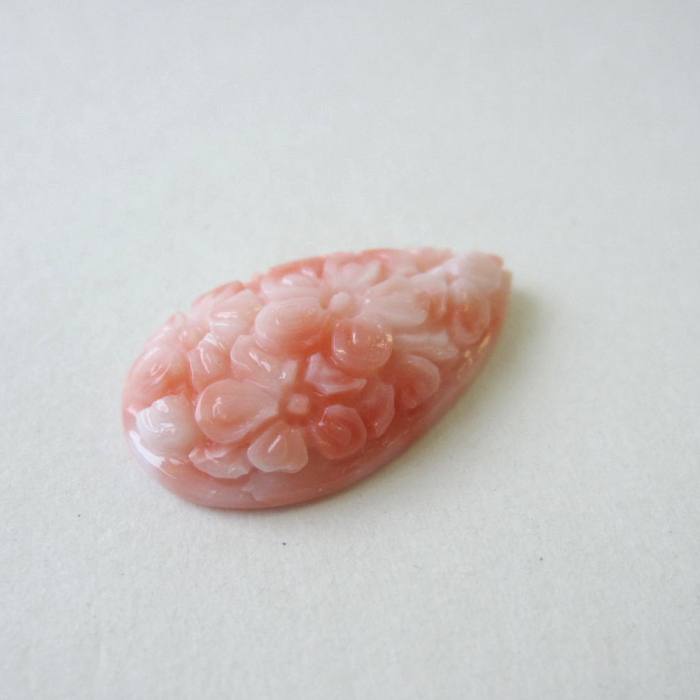 珊瑚職人館ー土佐のピンク珊瑚 桜の彫り ドロップ パーツ ルース 手作り オリジナル 『宝石サンゴ』 珊瑚婚 還暦 誕生日 御祝 厄除 御守 3月の誕生石 ギフト プレゼント 結婚35周年 珊瑚職人｜アングル3