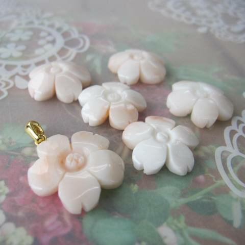 淡いピンク珊瑚 桜の花のペンダントトップ (約18ミリ) 『宝石サンゴ』 珊瑚婚 還暦 誕生日 御祝 厄除 御守 3月の誕生石 ギフト プレゼント 結婚35周年...