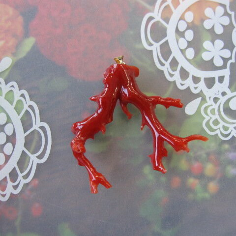 日本・高知産血赤珊瑚 枝ペンダントップ K18 『宝石サンゴ』 珊瑚婚 還暦 誕生日 御祝 厄除 御守 3月の誕生石 ギフト プレゼント 結婚35周年 珊瑚職人