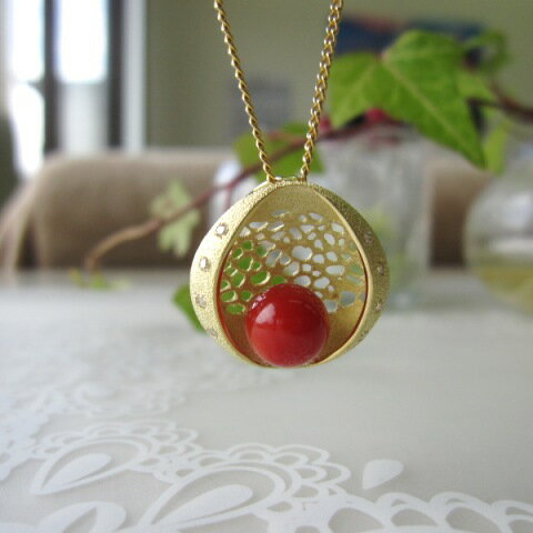 日本・高知産赤珊瑚 ペンダントトップ 8ミリ玉 K18 ダイヤモンド0.04ct 『宝石サンゴ』 珊瑚婚 還暦 誕生日 御祝 厄除 御守 3月の誕生石 ギフト プレゼント 結婚35周年 珊瑚職人