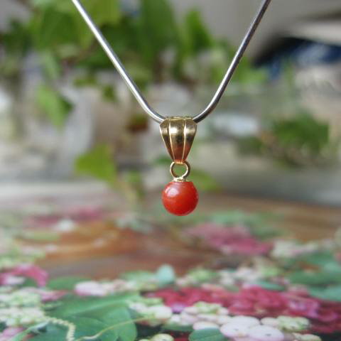 日本・高知産赤珊瑚 丸玉プチペンダントトップ. (3.8ミリ) K18 『宝石サンゴ』 珊瑚婚 還暦 誕生日 御祝 厄除 御守 3月の誕生石 ギフト プレゼント...