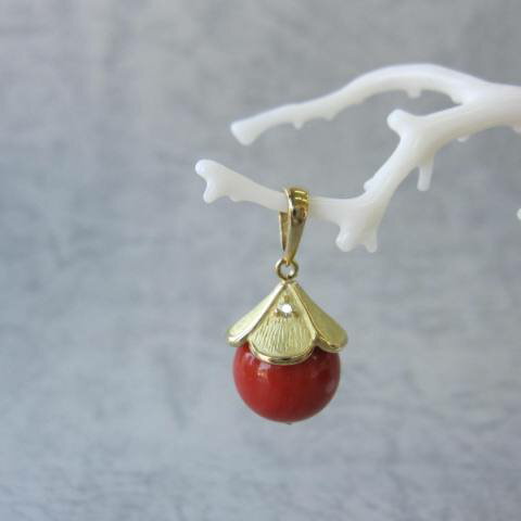 日本・高知産赤珊瑚 丸玉ペンダントトップ (10.6ミリ)K18 ダイヤ0.01ct K18チェーン付 『宝石サンゴ』 珊瑚婚 還暦 誕生日 御祝 厄除 御守 ...