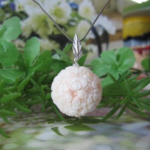 全面彫り ミッド珊瑚 桜の彫りペンダントトップ (23.4ミリ) K18WG ダイヤ0.01ct 『宝石サンゴ』 珊瑚婚 還暦 誕生日 御祝 厄除 御守 3月の...