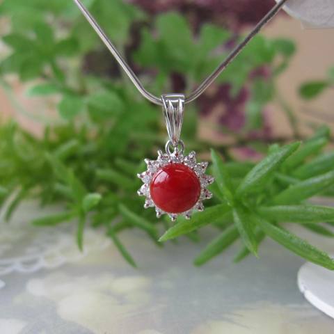 日本・高知産血赤珊瑚 ラウンドデザインペンダントトップ Pt900 ダイヤ0.21ct 『宝石サンゴ』 珊瑚婚 還暦 誕生日 御祝 厄除 御守 3月の誕生石 ギフト プレゼント 結婚35周年 珊瑚職人