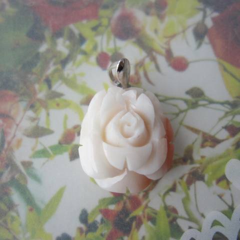 淡いピンクサンゴ 薔薇の花のペンダントトップ G.SILVER 『宝石サンゴ』 珊瑚婚 還暦 誕生日 御祝 厄除 御守 3月の誕生石 ギフト プレゼント 結婚3...