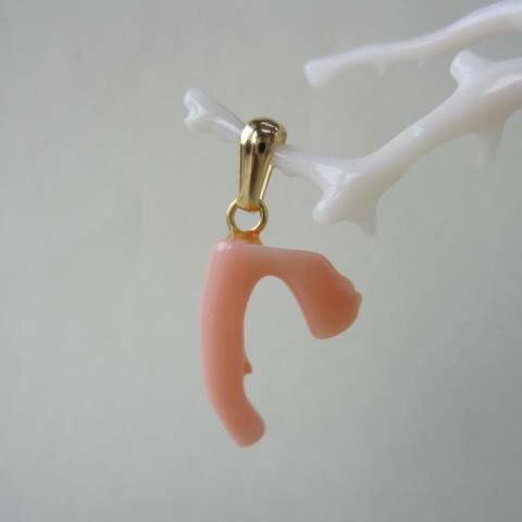 ピンク珊瑚 枝ペンダントトップ 真鍮 コーラル 『宝石サンゴ』 珊瑚婚 還暦 誕生日 御祝 厄除 御守 3月の誕生石 ギフト プレゼント 結婚35周年 珊瑚職人