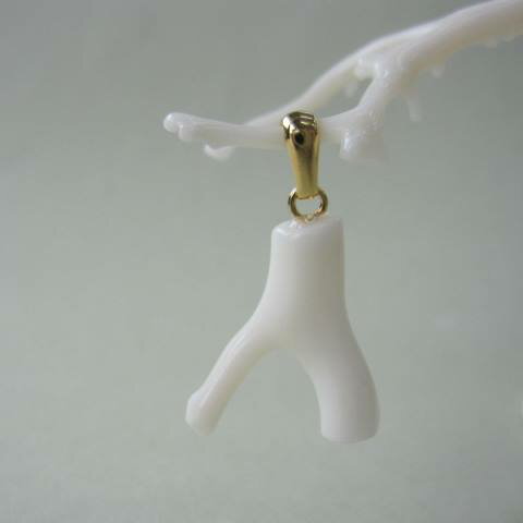 白珊瑚 枝ペンダントトップ 天然コーラル 『宝石サンゴ』 珊瑚婚 還暦 誕生日 御祝 厄除 御守 3月の誕生石 ギフト プレゼント 結婚35周年 珊瑚職人