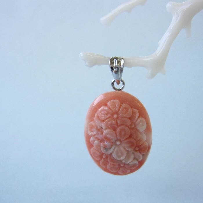 桃珊瑚 桜の彫り オーバル ペンダントトップ 洋銀 宝石サンゴ 珊瑚婚 還暦 誕生日 御祝 厄除 御守 3月の誕生石 ギフト プレゼント 結婚35周年 珊瑚職人