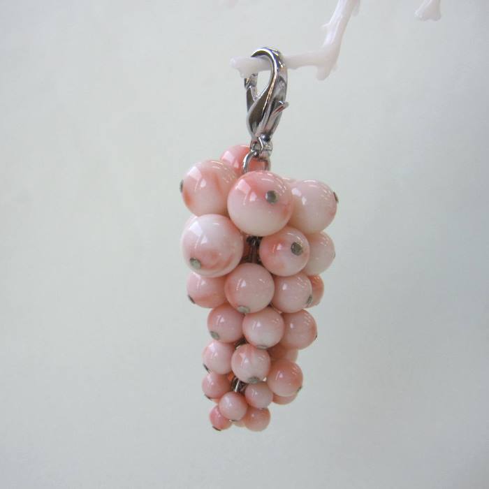 ピンクサンゴ 葡萄モチーフ ペンダントトップ 真鍮 チヤーム 宝石サンゴ 珊瑚婚 還暦 誕生日 御祝 厄除 御守 3月の誕生石 ギフト プレゼント 結婚35周年...