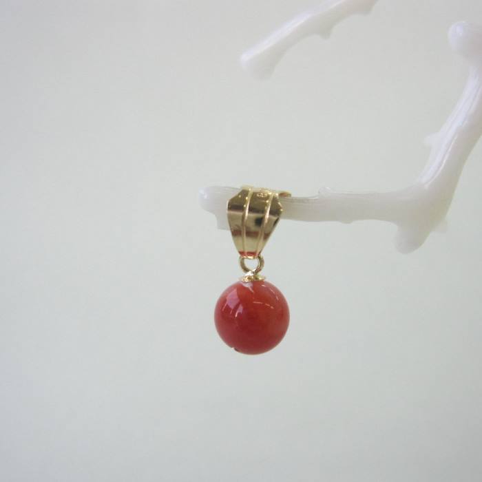 日本 高知産赤珊瑚 丸玉 ペンダントトップ （5.6ミリ） K18 宝石サンゴ 珊瑚婚 還暦 誕生日 御祝 厄除 御守 3月の誕生石 ギフト プレゼント 結婚35周年 珊瑚職人