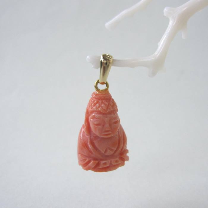 桃珊瑚 大仏様 ペンダントトップ 真鍮 御守 厄除 縁起 天然素材 宝石サンゴ 珊瑚婚 還暦 誕生日 御祝 厄除 御守 3月の誕生石 ギフト プレゼント 結婚35周年 珊瑚職人