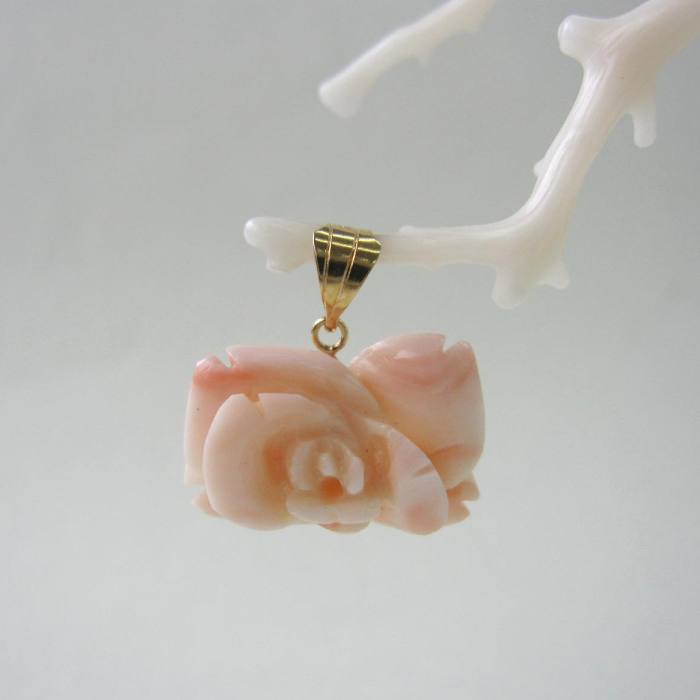 ピンク珊瑚 薔薇の花 ペンダントトップ K18 宝石サンゴ 珊瑚婚 還暦 誕生日 御祝 厄除 御守 3月の誕生石 ギフト プレゼント 結婚35周年 珊瑚職人