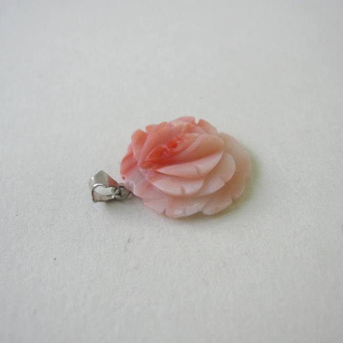 珊瑚職人館ー土佐のピンクサンゴ 薔薇の花 ペンダントトップ 洋銀 宝石サンゴ 珊瑚婚 還暦 誕生日 御祝 厄除 御守 3月の誕生石 ギフト プレゼント 結婚35周年 珊瑚職人｜アングル3