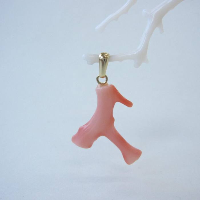 ピンク珊瑚 枝ペンダントトップ 真鍮 天然さんご 宝石サンゴ 珊瑚婚 還暦 誕生日 御祝 厄除 御守 3月の誕生石 ギフト プレゼント 結婚35周年 珊瑚職人