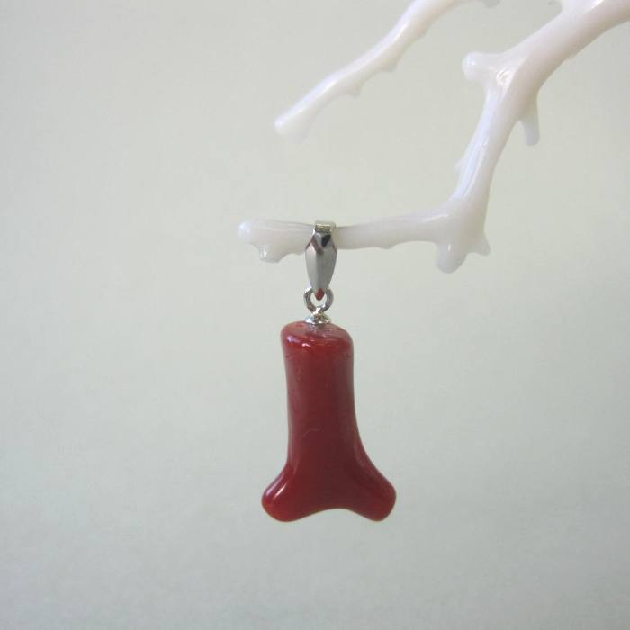 日本 高知産血赤珊瑚 枝のペンダントップ Pt900 『宝石サンゴ』 珊瑚婚 還暦 誕生日 御祝 厄除 御守 3月の誕生石 ギフト プレゼント 結婚35周年 珊瑚職人