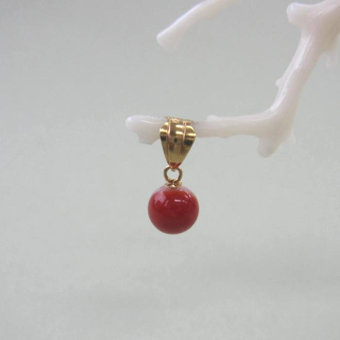 日本 高知産血赤珊瑚 丸玉のペンダントトップ （5.9ミリ） K18 『宝石サンゴ』 珊瑚婚 還暦 誕生日 御祝 厄除 御守 3月の誕生石 ギフト プレゼント 結婚35周年 珊瑚職人