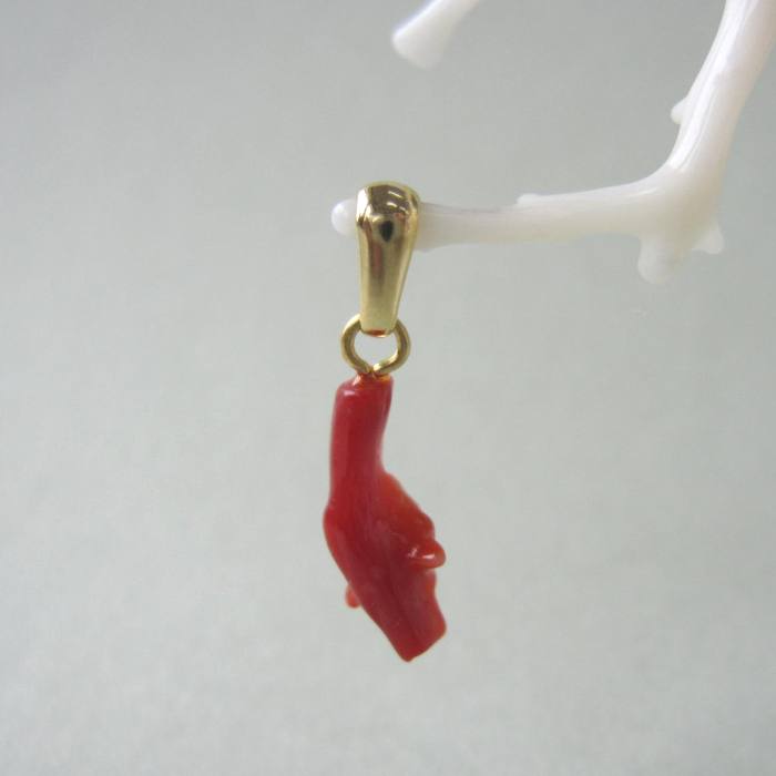 日本 高知産血赤珊瑚 枝のペンダントトップ 真鍮 『宝石サンゴ』 珊瑚婚 還暦 誕生日 御祝 厄除 御守 3月の誕生石 ギフト プレゼント 結婚35周年 珊瑚職人