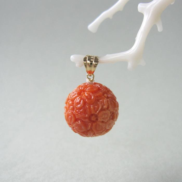 日本 高知産赤珊瑚 桜の彫り 丸玉 ペンダントトップ （14.3ミリ） K18 『宝石サンゴ』 珊瑚婚 還暦 誕生日 御祝 厄除 御守 3月の誕生石 ギフト プレゼント 結婚35周年 珊瑚職人