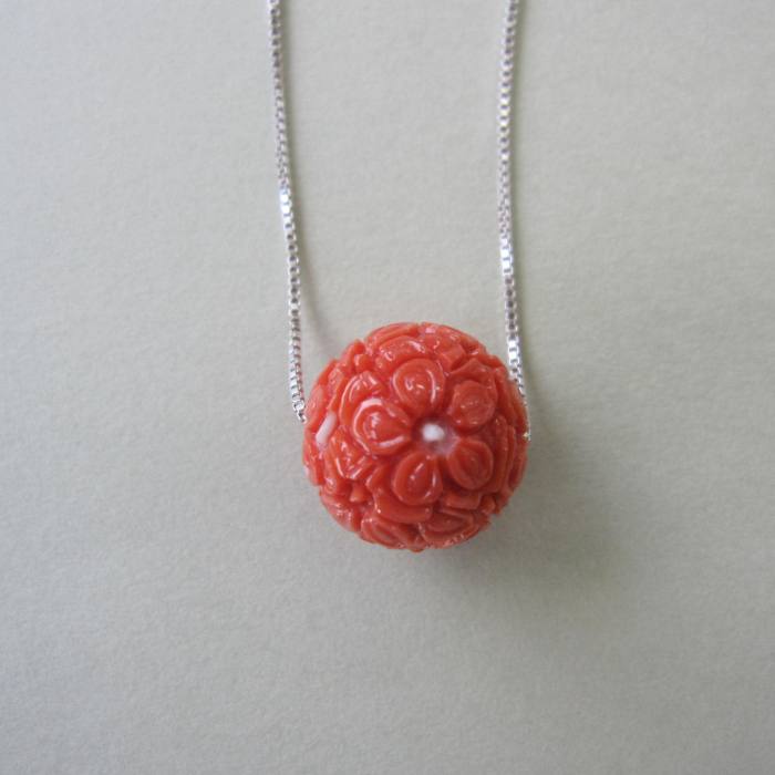 桃珊瑚 桜の彫り 丸玉 ペンダント ネックレス （15.3ミリ） SILVER925スライドチェーン 宝石サンゴ 珊瑚婚 還暦 誕生日 御祝 厄除 御守 3月の誕生石 ギフト プレゼント 結婚35周年 珊瑚職人
