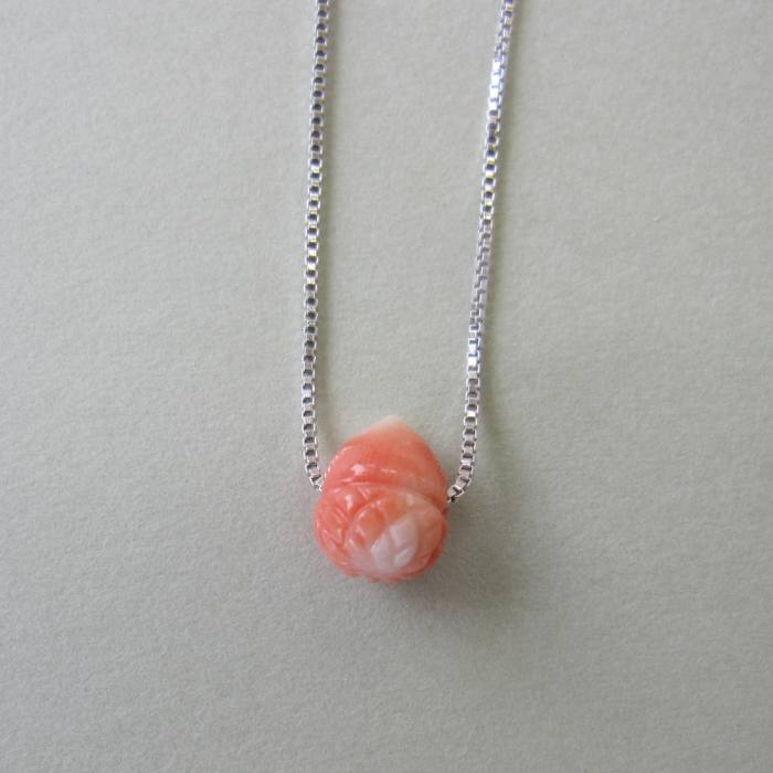 桃珊瑚 どんぐりの彫り ペンダント ネックレス SILVER925スライドチェーン 宝石サンゴ 珊瑚婚 還暦 誕生日 御祝 厄除 御守 3月の誕生石 ギフト プレゼント 結婚35周年 珊瑚職人
