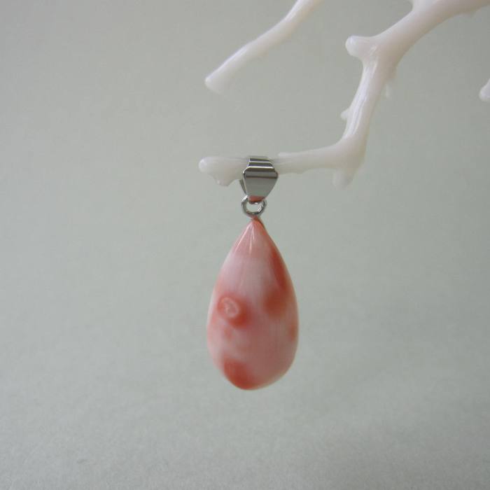 ピンク珊瑚 ドロップ ペンダントトップ 真鍮 宝石サンゴ 珊瑚婚 還暦 誕生日 御祝 厄除 御守 3月の誕生石 ギフト プレゼント 結婚35周年 珊瑚職人