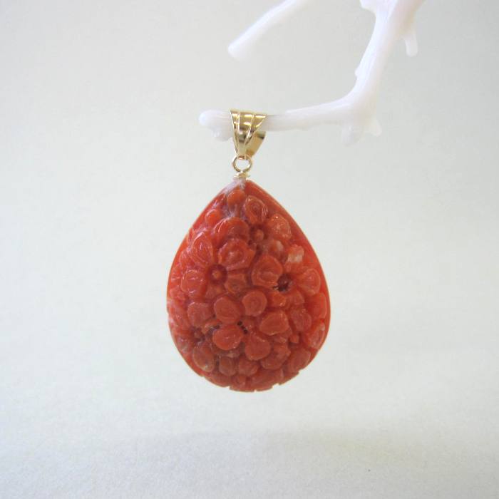 日本 高知産赤珊瑚 サクラの彫り ドロップペンダントトップ K18 『宝石サンゴ』 珊瑚婚 還暦 誕生日 御祝 厄除 御守 3月の誕生石 ギフト プレゼント 結婚35周年 珊瑚職人