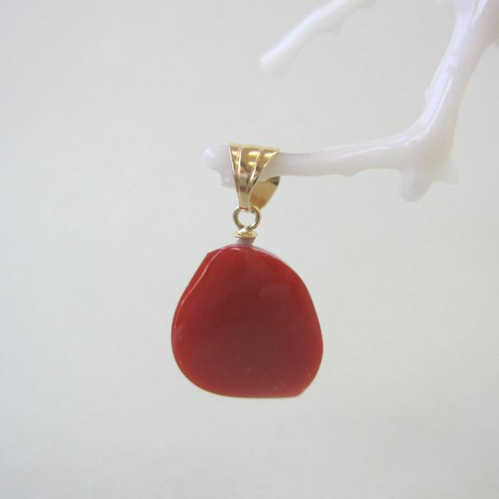 日本 高知産赤珊瑚 変形 ペンダントトップ K18 宝石サンゴ 珊瑚婚 還暦 誕生日 御祝 厄除 御守 3月の誕生石 ギフト プレゼント 結婚35周年 珊瑚職人