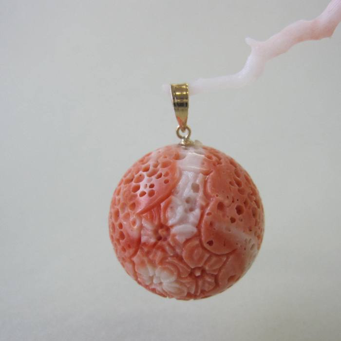 【大粒】 桃珊瑚 す玉 ペンダントトップ （23ミリ） K18 宝石サンゴ 珊瑚婚 還暦 誕生日 御祝 厄除 御守 3月の誕生石 ギフト プレゼント 結婚35周年 珊瑚職人