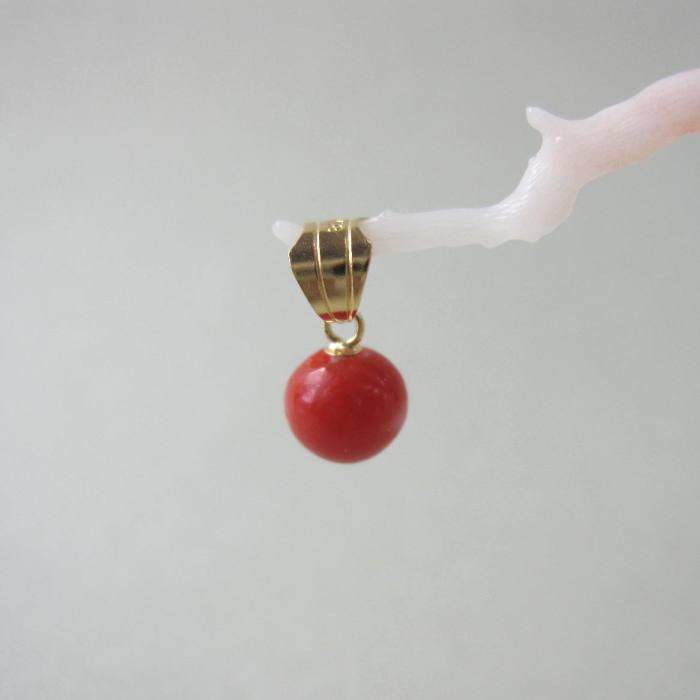 日本 高知産赤珊瑚 丸玉のペンダントトップ （6.1ミリ） K18 『宝石サンゴ』 珊瑚婚 還暦 誕生日 御祝 厄除 御守 3月の誕生石 ギフト プレゼント 結婚35周年 珊瑚職人