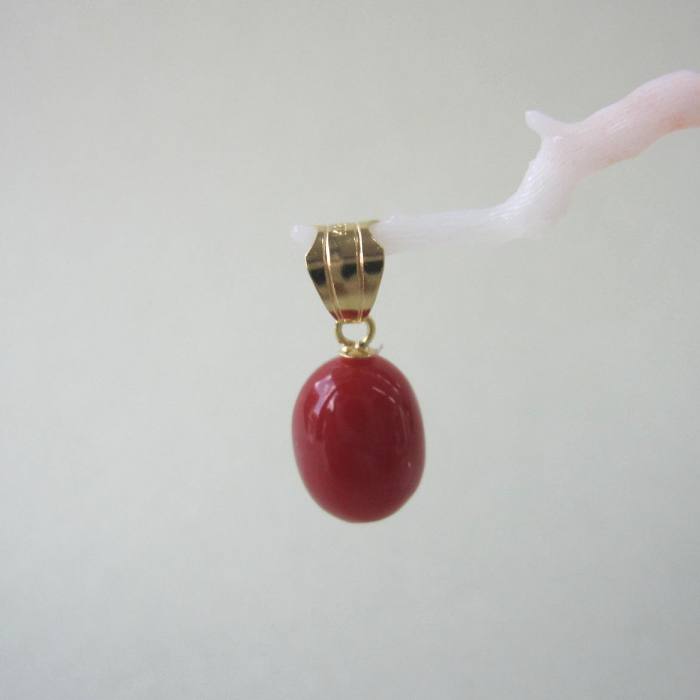 日本 高知産血赤珊瑚 オーバル ペンダントトップ K18 宝石サンゴ 珊瑚婚 還暦 誕生日 御祝 厄除 御守 3月の誕生石 ギフト プレゼント 結婚35周年 珊瑚職人