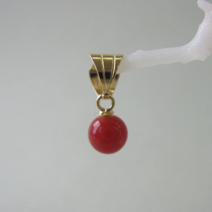 日本 高知産血赤珊瑚 丸玉 ペンダントトップ 4.6ミリ K18 宝石サンゴ 珊瑚婚 還暦 誕生日 御祝 厄除 御守 3月の誕生石 ギフト プレゼント 結婚35周年 珊瑚職人