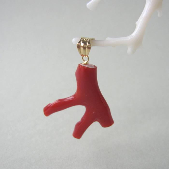日本 高知産血赤珊瑚 枝 ペンダントトップ K18 宝石サンゴ 珊瑚婚 還暦 誕生日 御祝 厄除 御守 3月の誕生石 ギフト プレゼント 結婚35周年 珊瑚職人