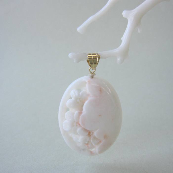 ピンク珊瑚 桜の花 透かし彫り オーバル ペンダントトップ K18 『宝石サンゴ』 珊瑚婚 還暦 誕生日 御祝 厄除 御守 3月の誕生石 ギフト プレゼント 結婚35周年 珊瑚職人